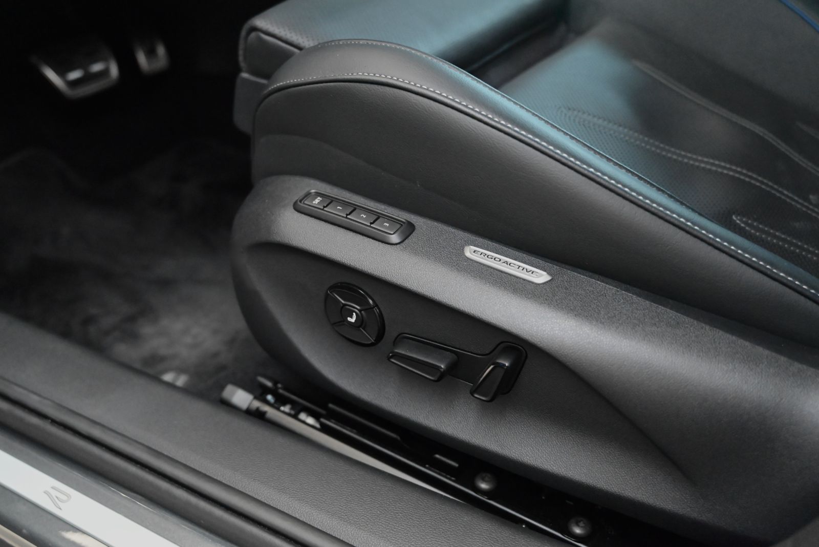 JNS Motors | VOLKSWAGEN PASSAT VARIANT 1.5 eTSI R-LINE | HUD | MATRIX | ACC | MEMORY | TREKHAAK