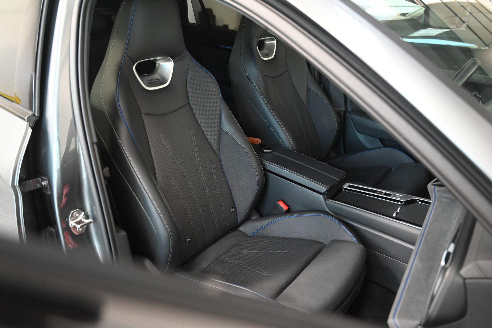 JNS Motors | VOLKSWAGEN PASSAT VARIANT 1.5 eTSI R-LINE | HUD | MATRIX | ACC | MEMORY | TREKHAAK