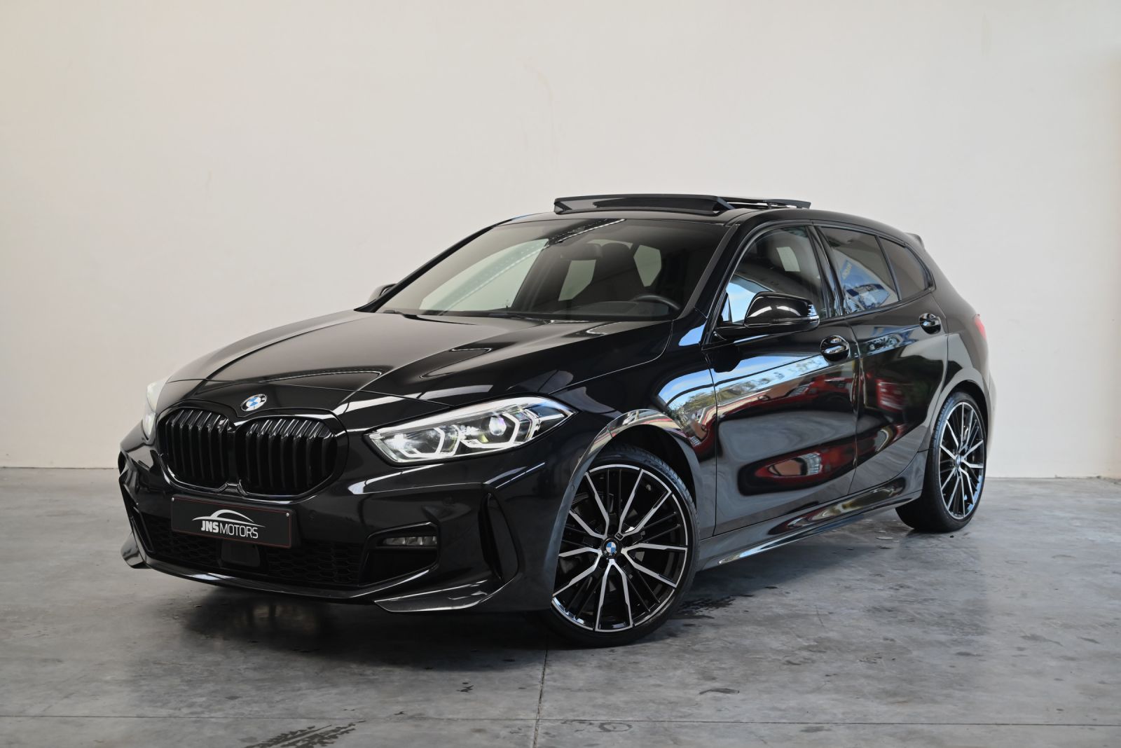 JNS Motors | BMW 118i M SPORT | M SPORTZETELS | PANO | HUD | H/K | ACC | MEMORY