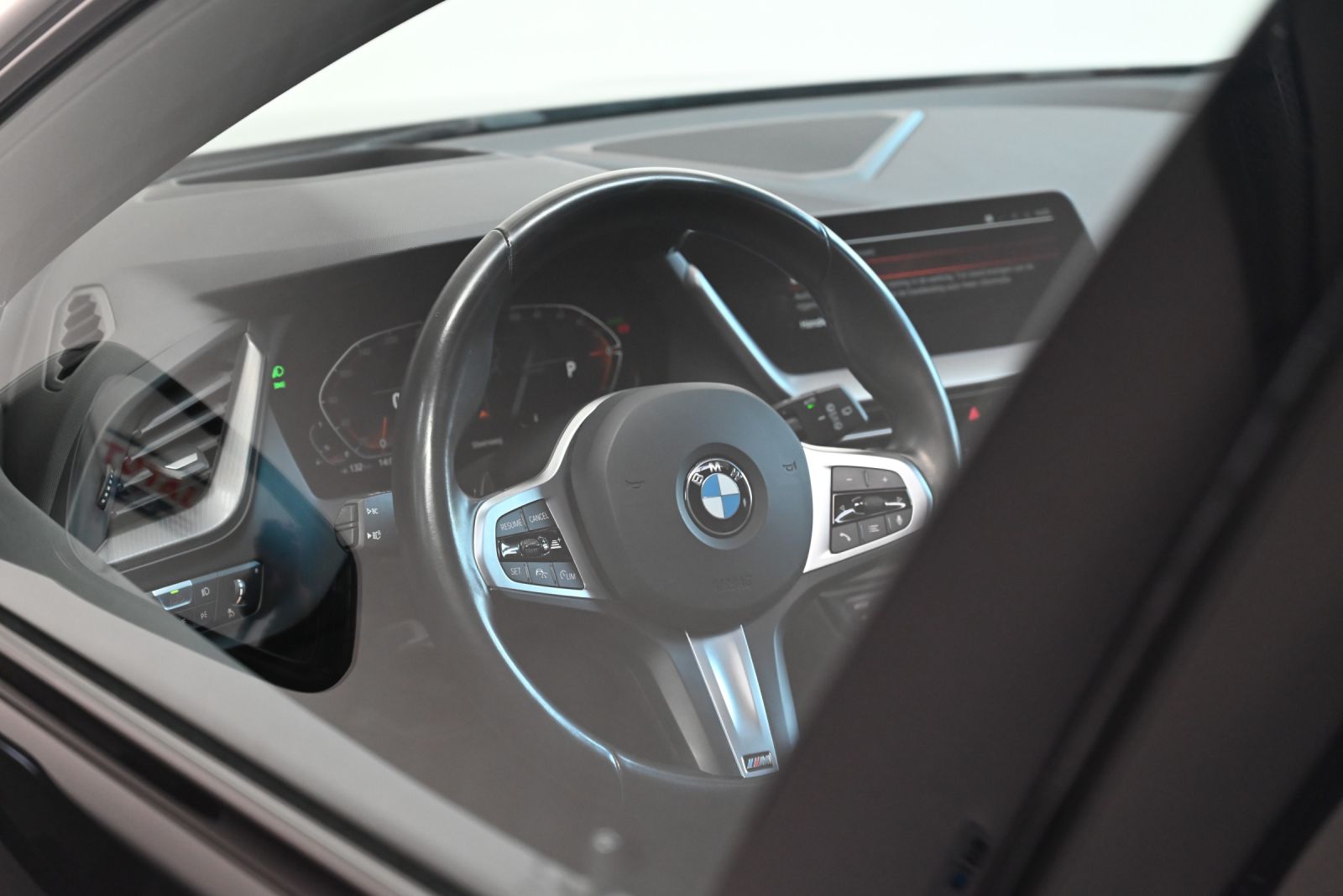 JNS Motors | BMW 118i M SPORT | M SPORTZETELS | PANO | HUD | H/K | ACC | MEMORY
