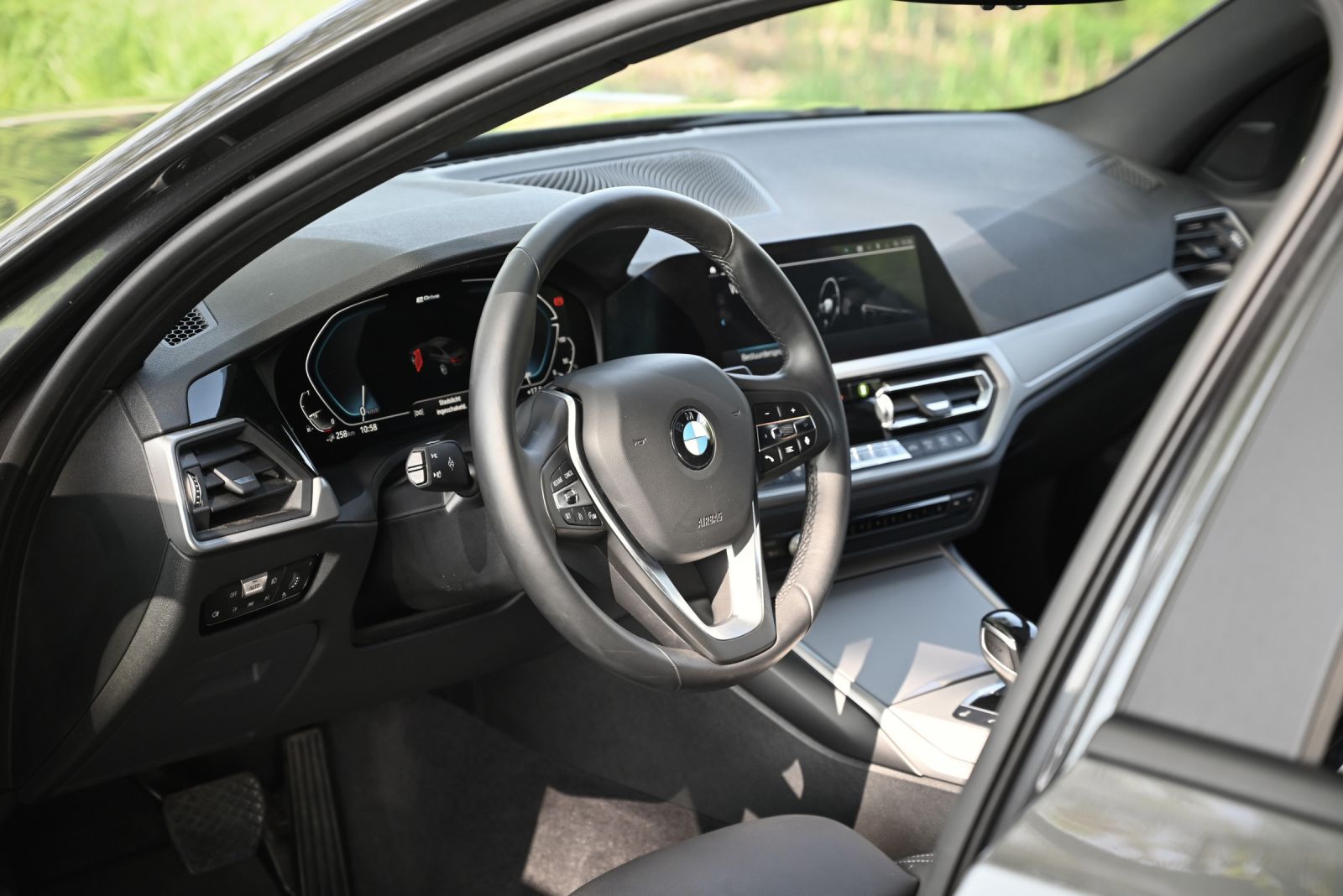 JNS Motors | BMW 330e hybride Xtraboost 292pk 2021 Pack Plus Sport Seats & Trekhaak