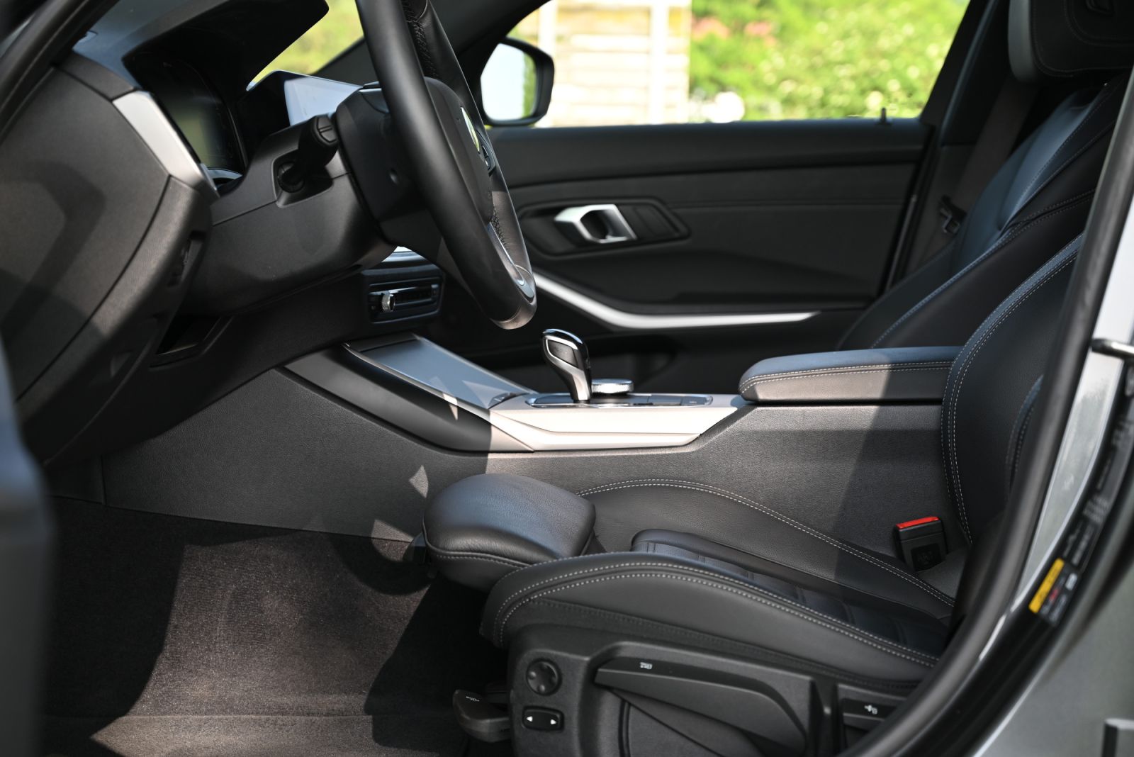 JNS Motors | BMW 330e hybride Xtraboost 292pk 2021 Pack Plus Sport Seats & Trekhaak