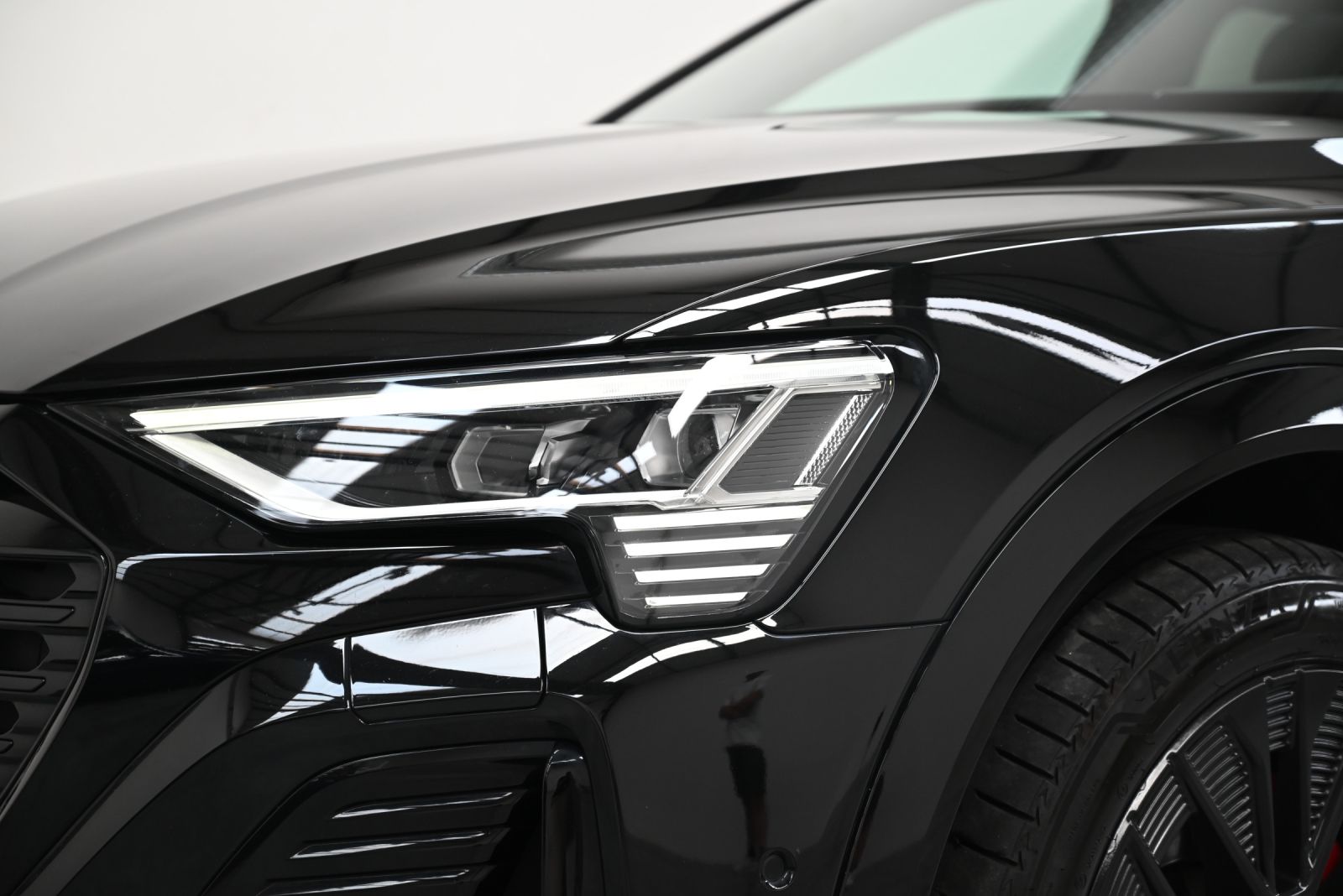 JNS Motors | Audi Q8 e-tron 50 kWh | S line Black Line | BTW Aftrekbaar | 1 Jaar Garantie