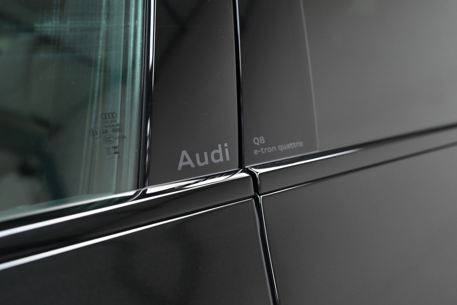 JNS Motors | Audi Q8 e-tron 50 kWh | S line Black Line | BTW Aftrekbaar | 1 Jaar Garantie