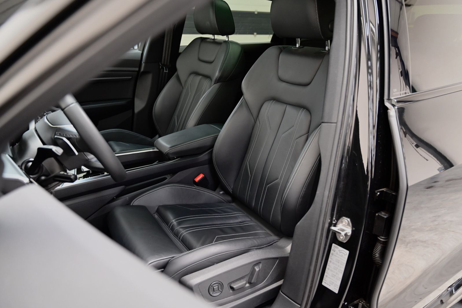 JNS Motors | Audi Q8 e-tron 50 kWh | S line Black Line | BTW Aftrekbaar | 1 Jaar Garantie