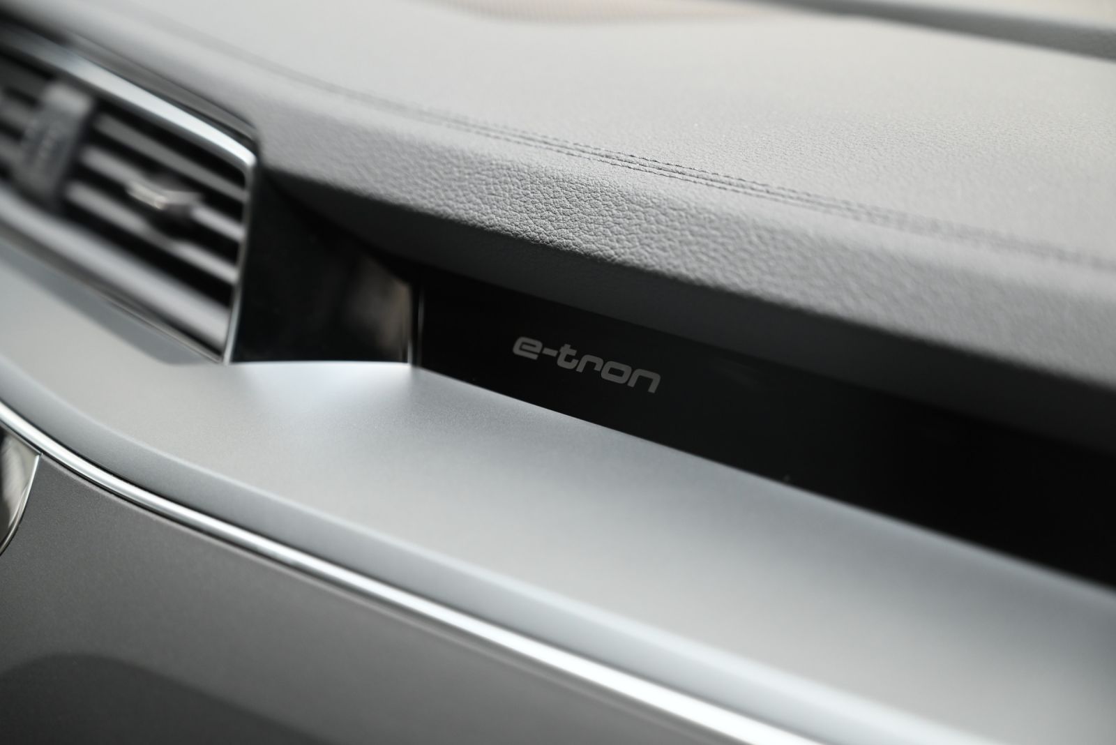 JNS Motors | Audi Q8 e-tron 50 kWh | S line Black Line | BTW Aftrekbaar | 1 Jaar Garantie