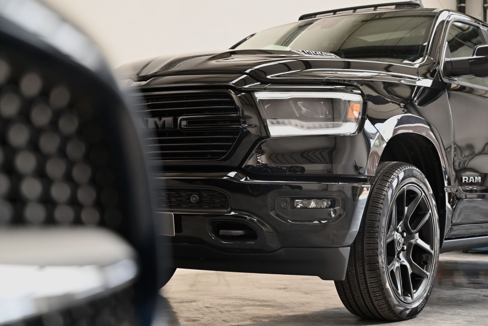 JNS Motors | Dodge Ram 1500 Laramie 5.7 V8 HEMI – Full Black – 2024 BTW aftrekbaar