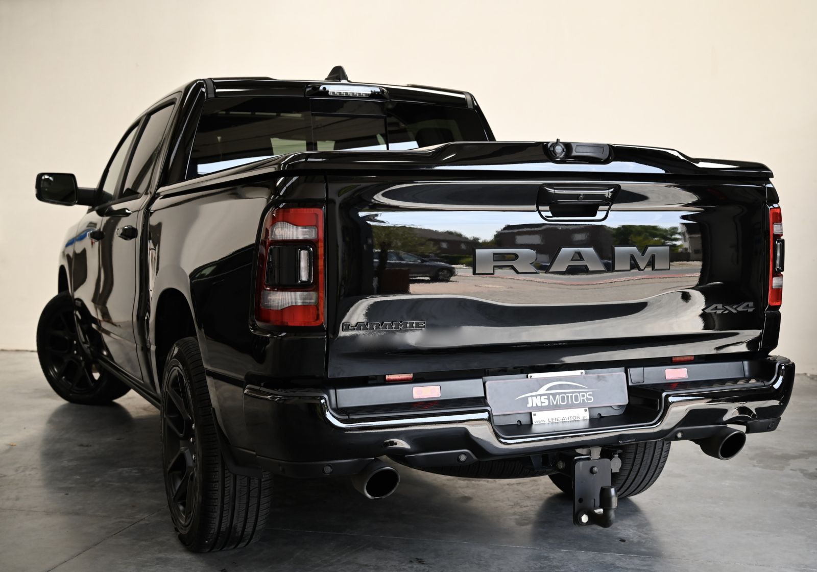 JNS Motors | Dodge Ram 1500 Laramie 5.7 V8 HEMI – Full Black – 2024 BTW aftrekbaar