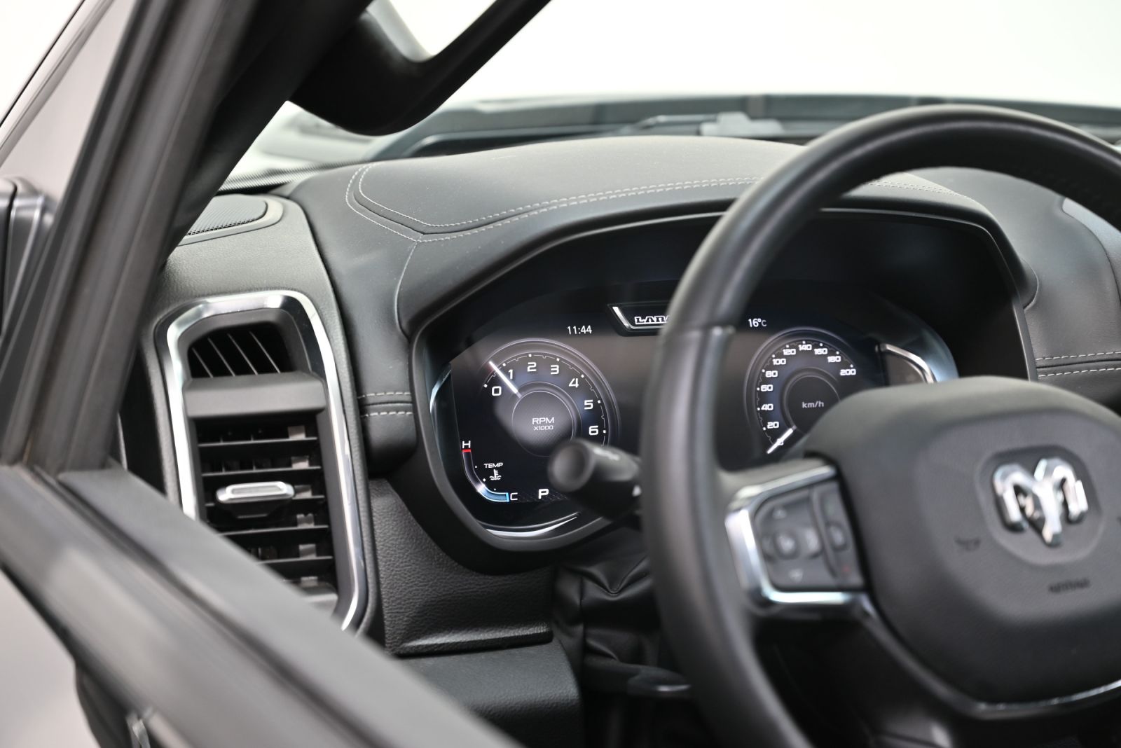 JNS Motors | Dodge Ram 1500 Laramie 5.7 V8 HEMI – Full Black – 2024 BTW aftrekbaar