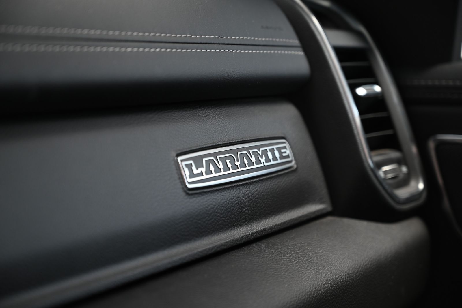 JNS Motors | Dodge Ram 1500 Laramie 5.7 V8 HEMI – Full Black – 2024 BTW aftrekbaar