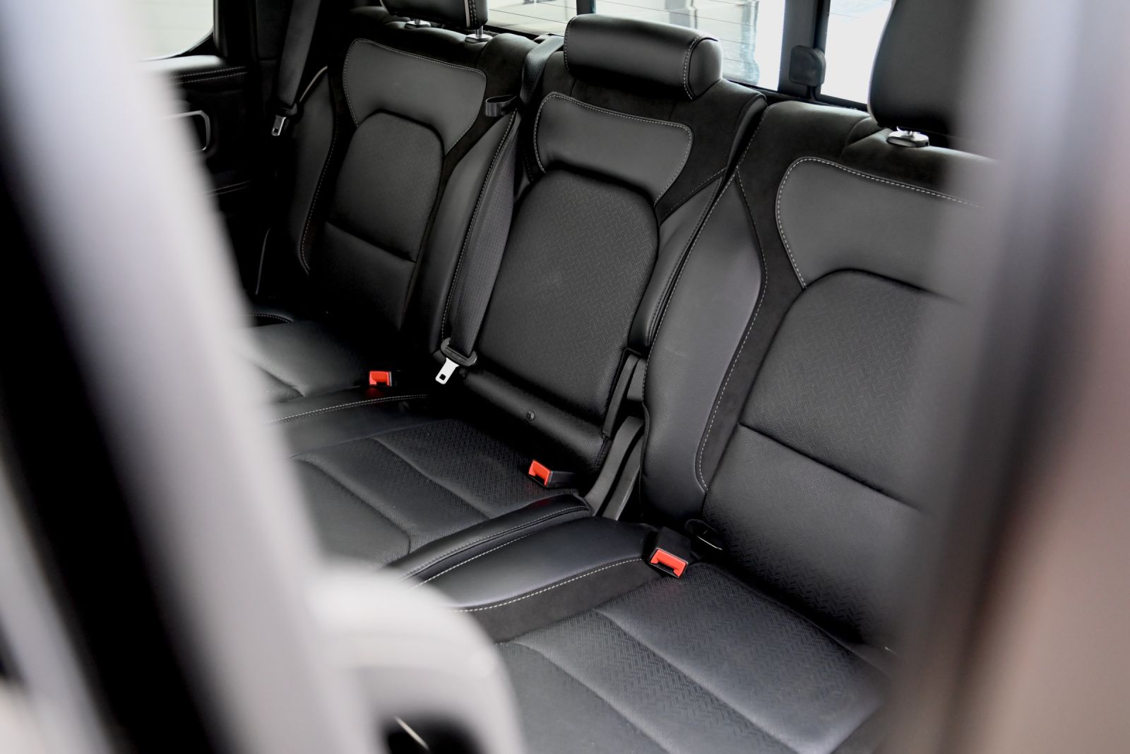 JNS Motors | Dodge Ram 1500 Laramie 5.7 V8 HEMI – Full Black – 2024 BTW aftrekbaar