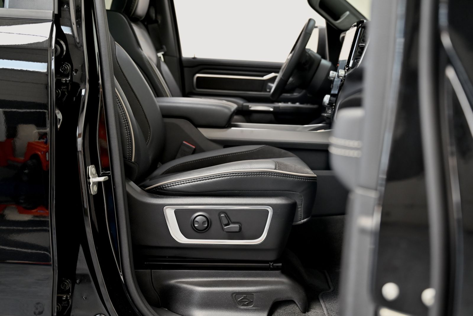 JNS Motors | Dodge Ram 1500 Laramie 5.7 V8 HEMI – Full Black – 2024 BTW aftrekbaar