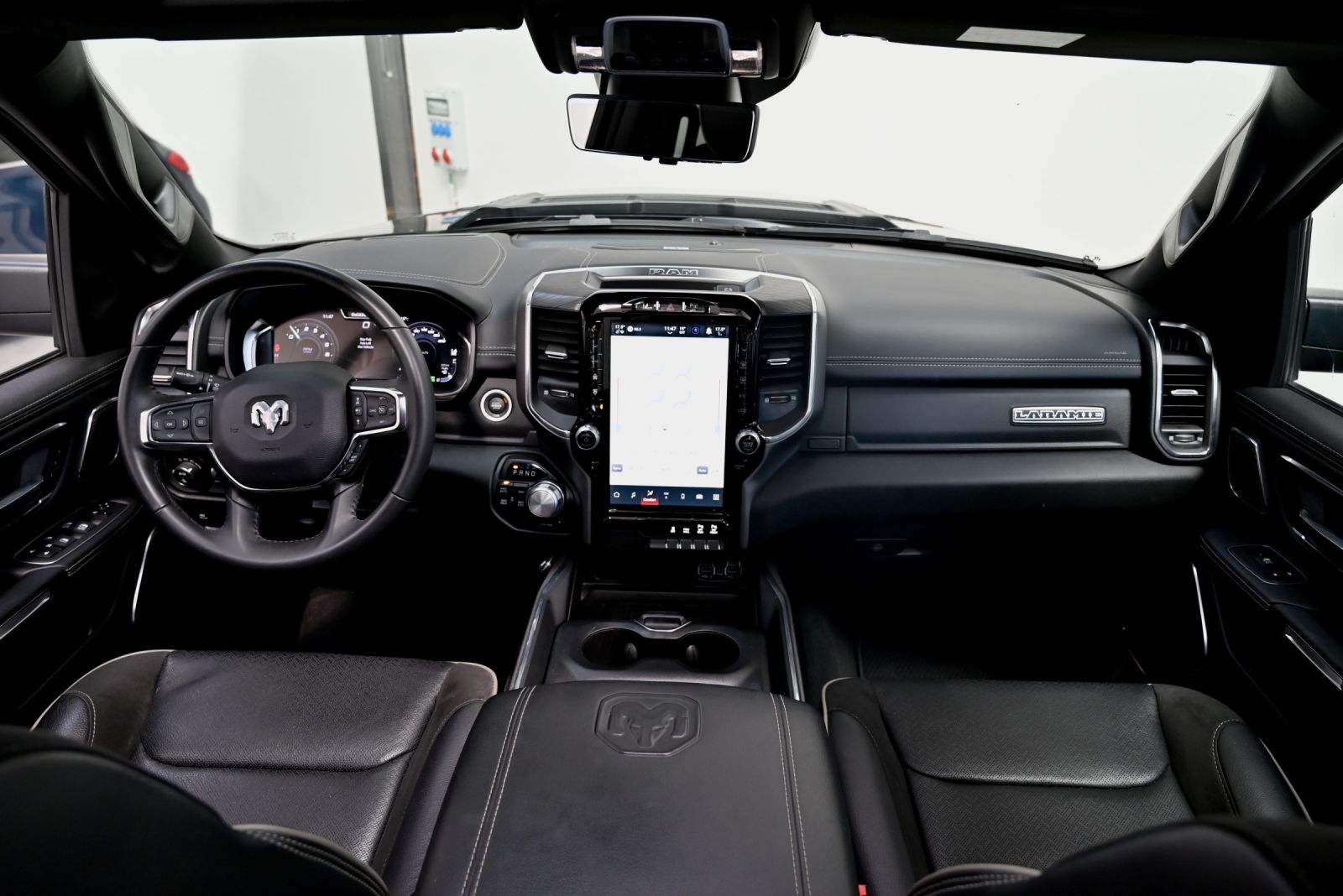 JNS Motors | Dodge Ram 1500 Laramie 5.7 V8 HEMI – Full Black – 2024 BTW aftrekbaar
