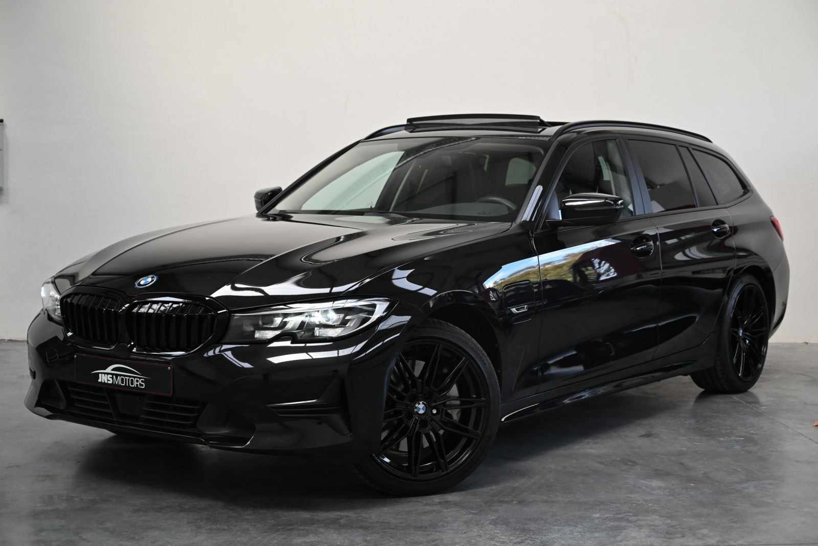 JNS Motors | BMW 330e Touring Plug-in Hybrid – 2022 – 57.000 km