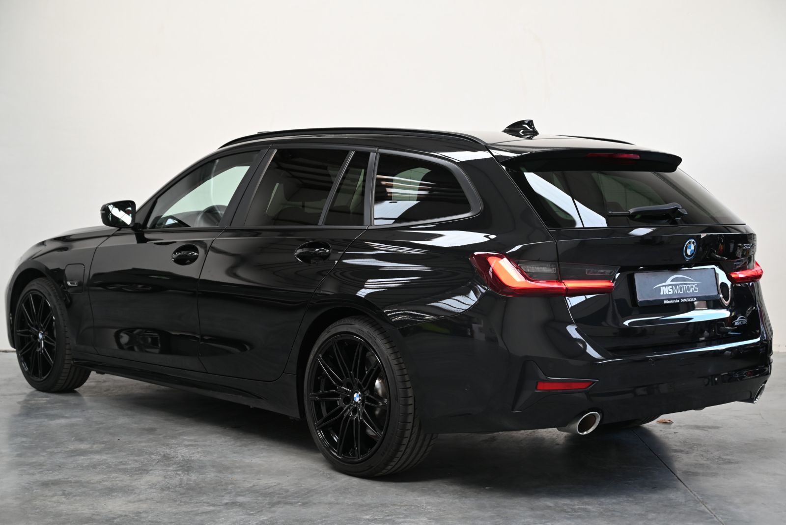 JNS Motors | BMW 330e Touring Plug-in Hybrid – 2022 – 57.000 km
